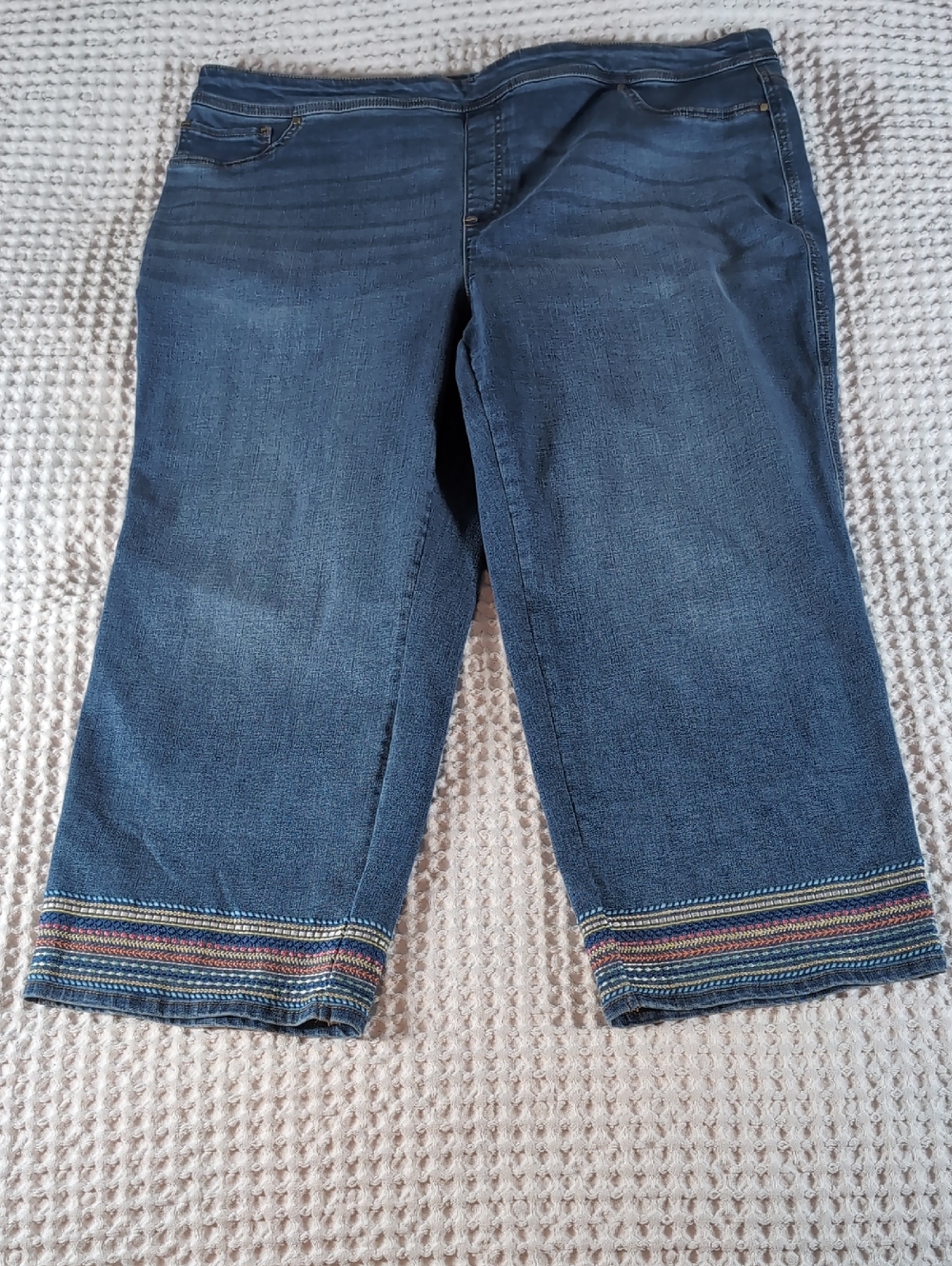 Women's Chico's PerfectGirlfriend Crop Jeans with Embroidered Hem Size 3.5